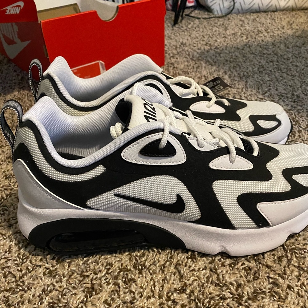 New never worn Nike Air Max 200